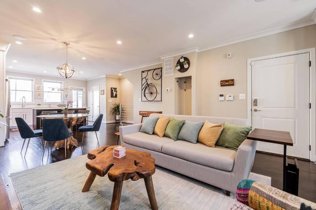 Bougainvillea Dc 2 Bedrooms 2 Bathrooms Plus Den With Twin Sofa Bed And Queen Sofa Bed In Living Room Washington Exteriér fotografie